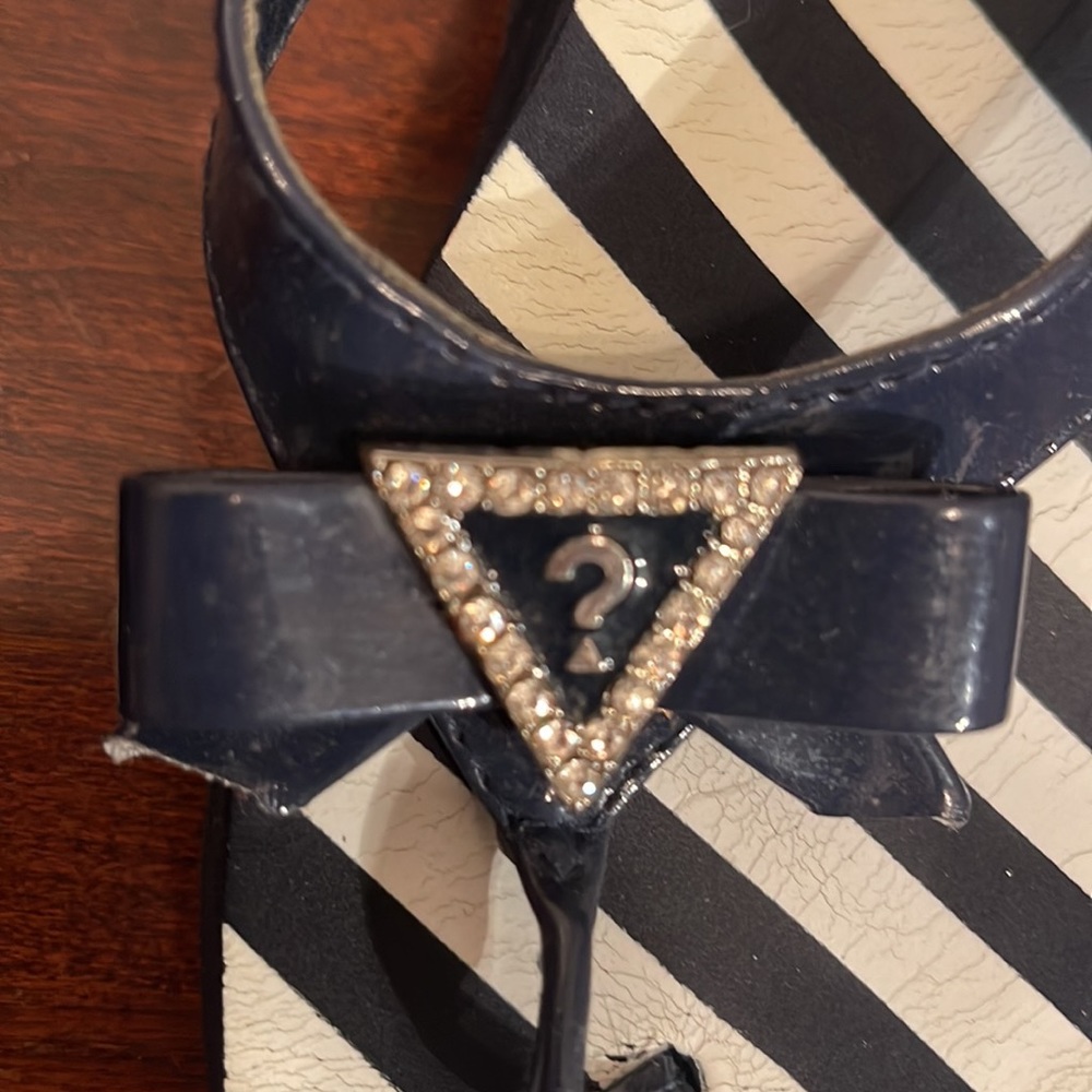 Guess Flip Flops - Picture 11 of 11